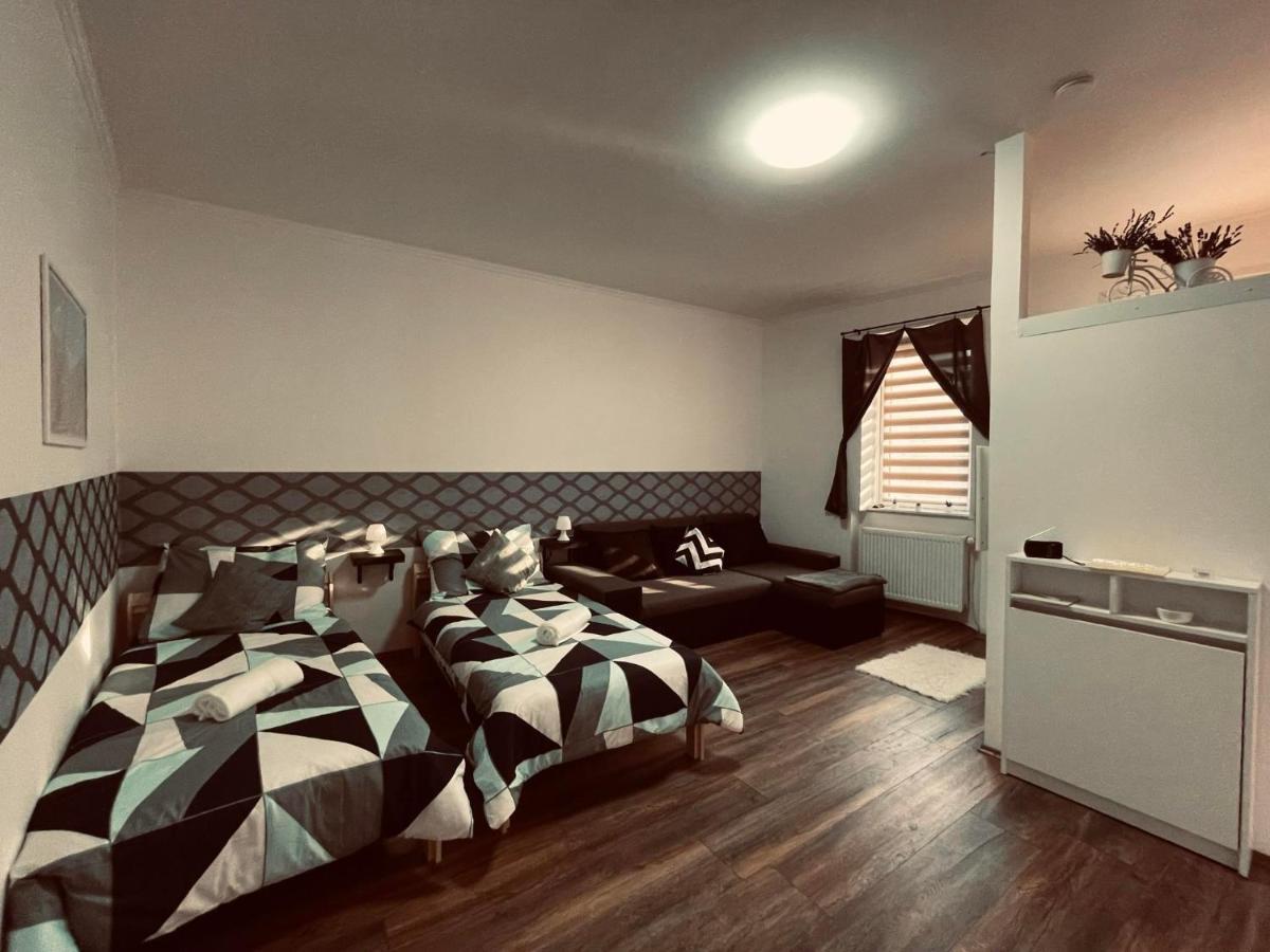 Mazli Vendeghaz Hotel Satoraljaujhely ภายนอก รูปภาพ